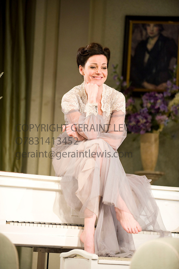 ruthie henshall feet