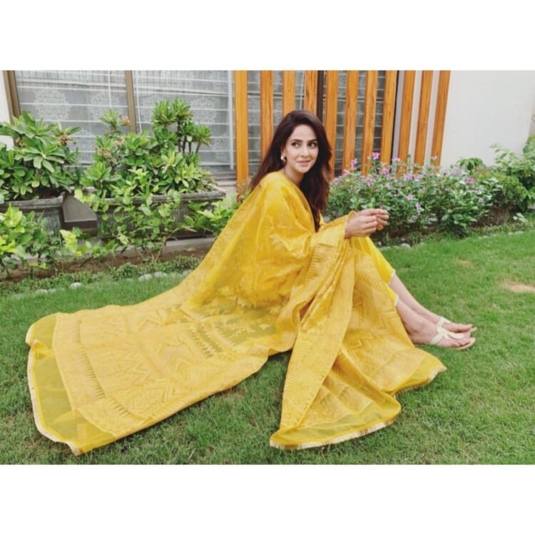 saba qamar feet 1