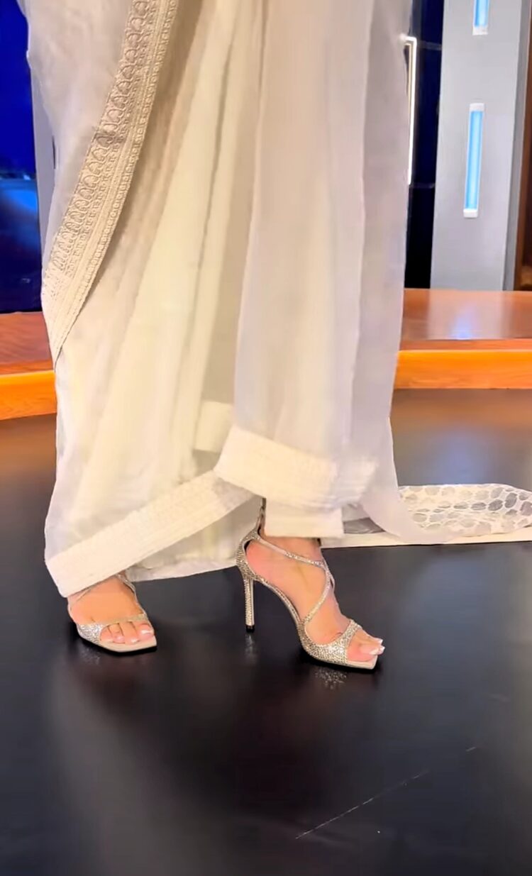 saba qamar feet 3