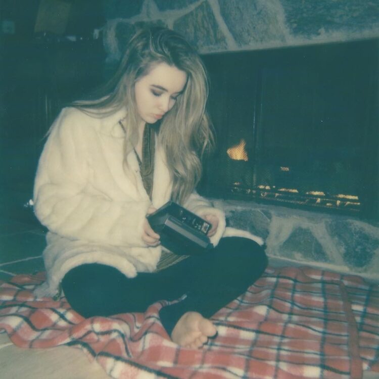 sabrina carpenter feet 6