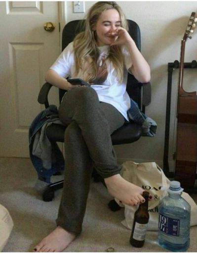 sabrina carpenter feet