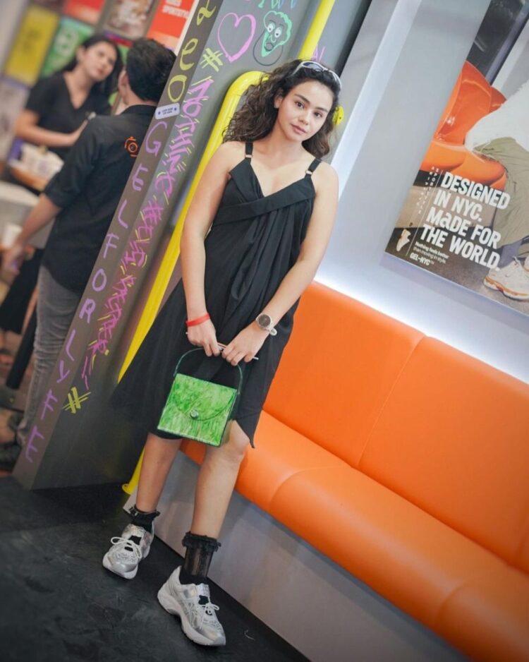 sahila hisyam feet 6