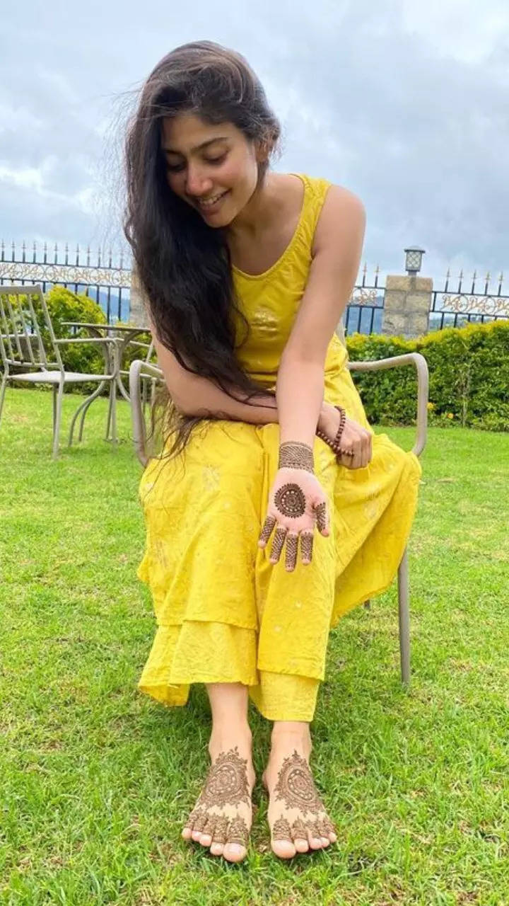 sai pallavi feet 3