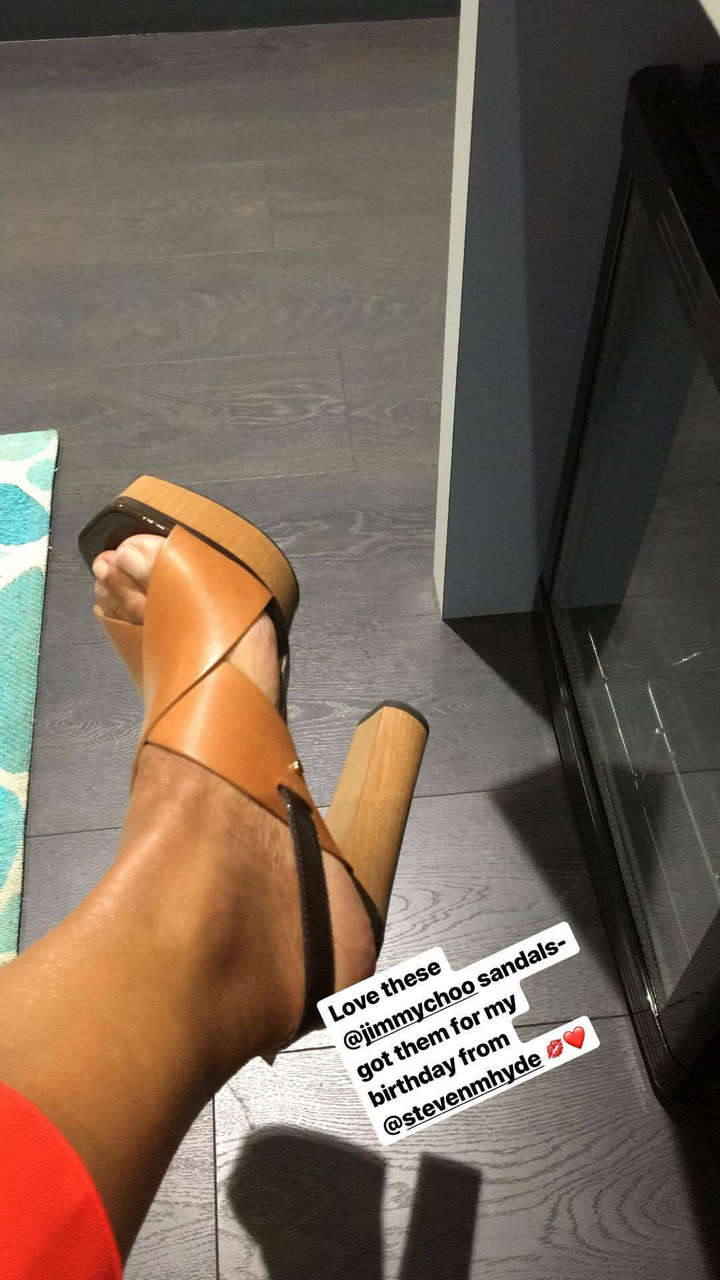 saira khan feet 2