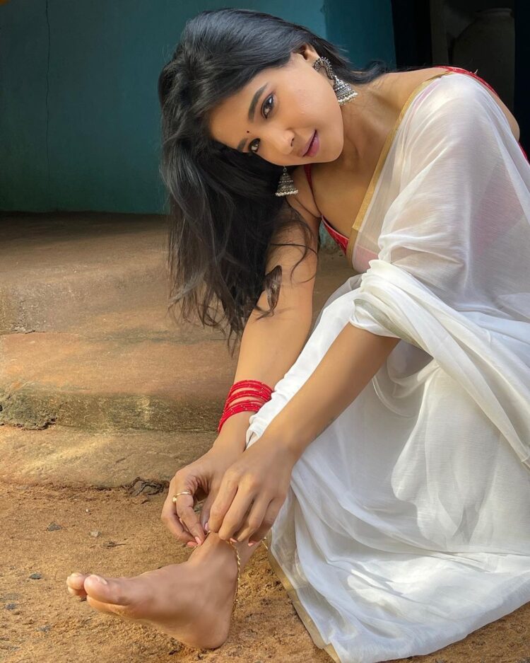 sakshi agarwal feet