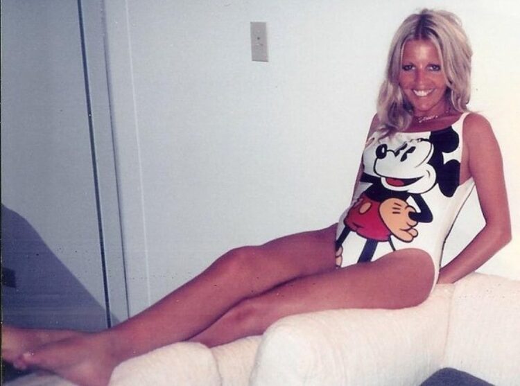 sally thomsett feet 5