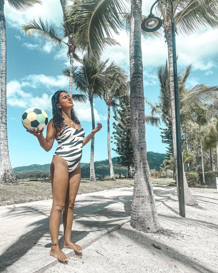 saloni chopra feet 3