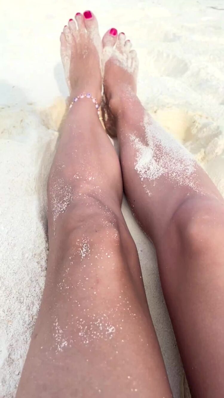 samantha barks feet 3