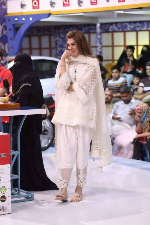 sana bucha feet 5