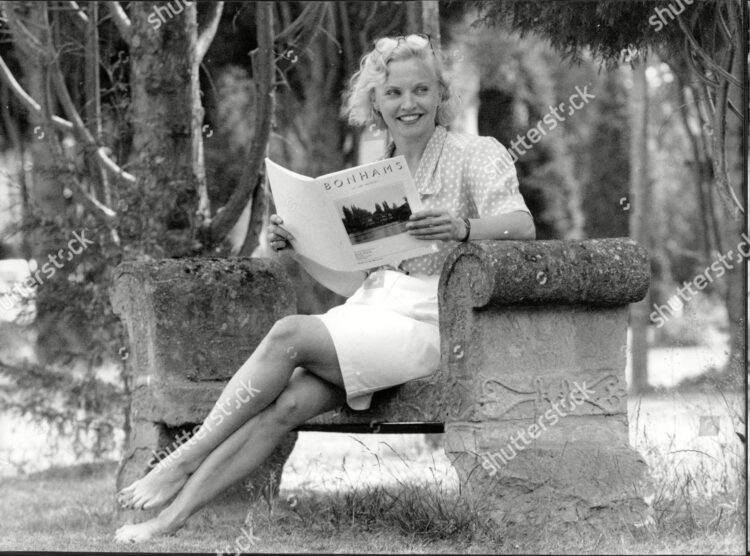 sandra dickinson feet