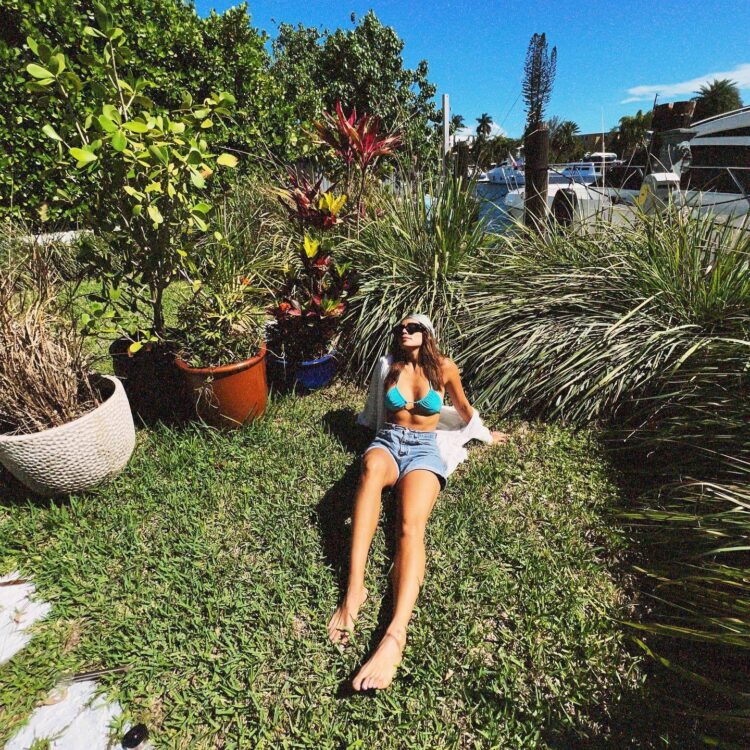 sandra gutierrez feet 5