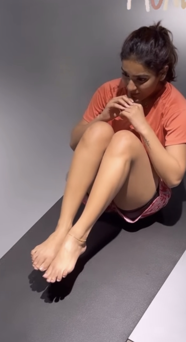 saniya iyappan feet