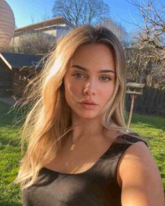 sara crumbleleg feet 5