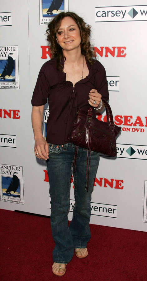 sara gilbert feet 5