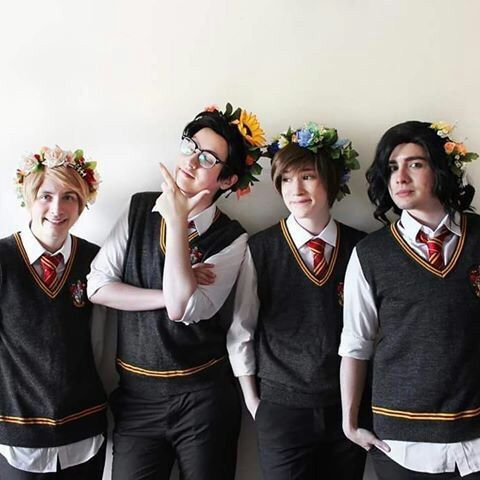 sara themischiefmanagers feet 5