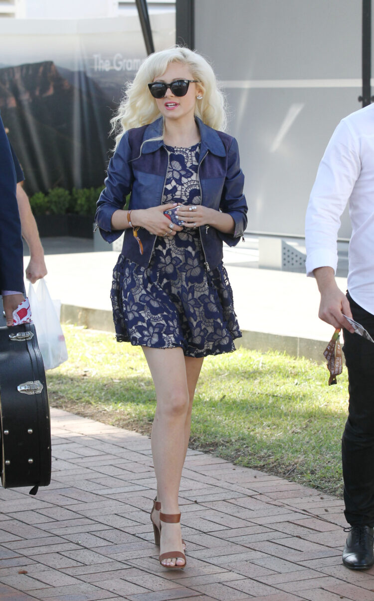 sarah de bono feet scaled