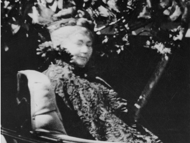 sarah winchester feet 4