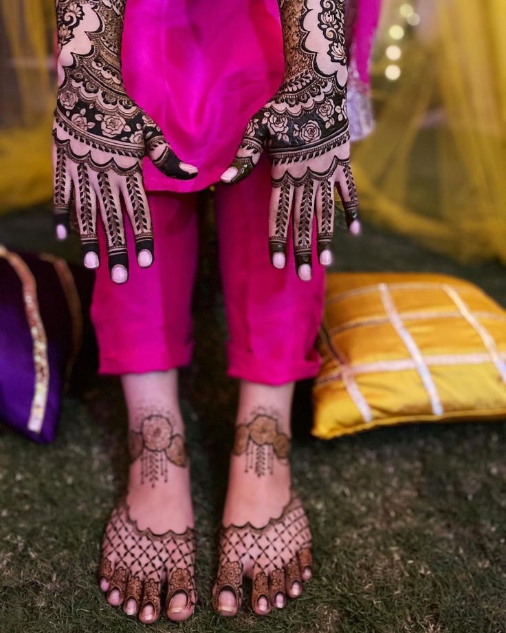 saras hennah feet 3