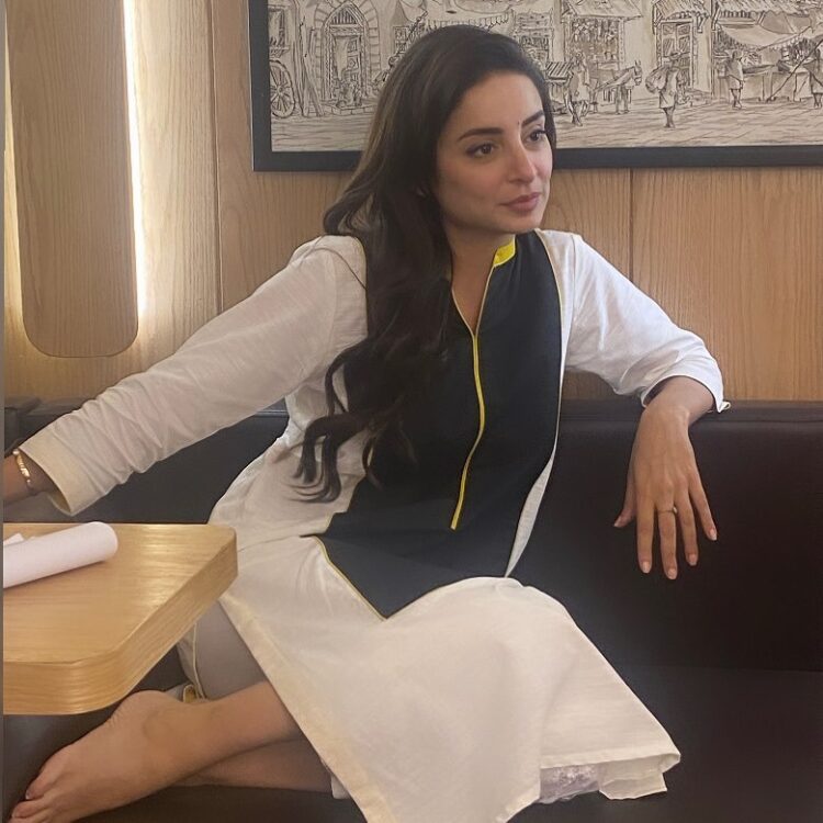 sarwat gilani feet 5