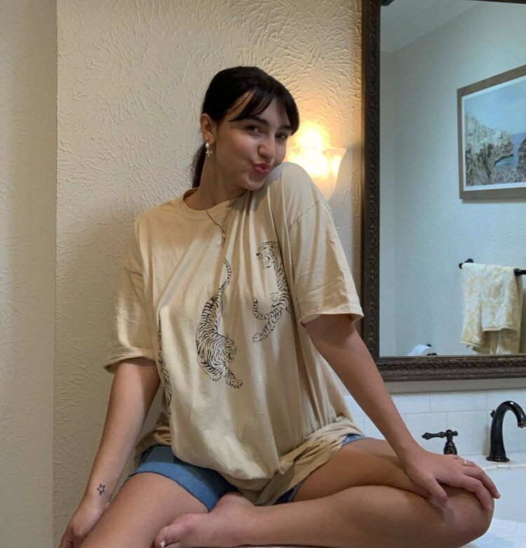 savannah latimer feet 6