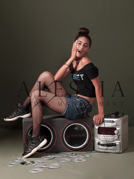 scarlet santiago feet 4