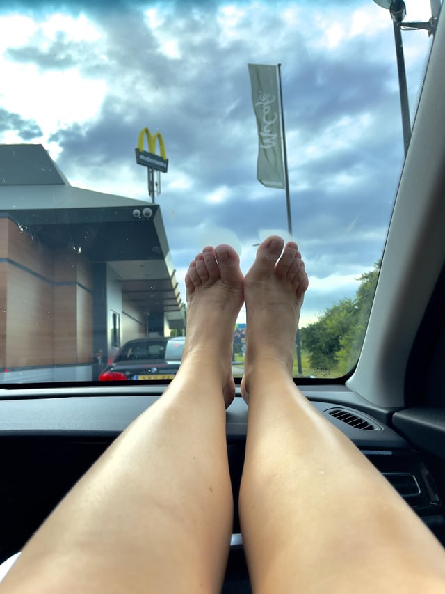 scarlett shade feet