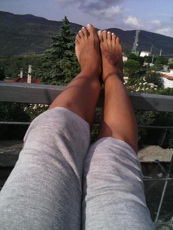 selen feet 3