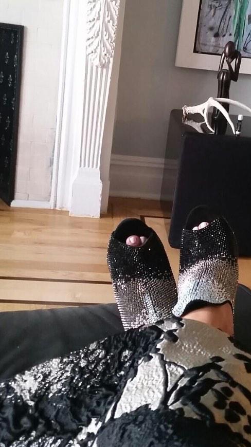 selenis leyva feet 1