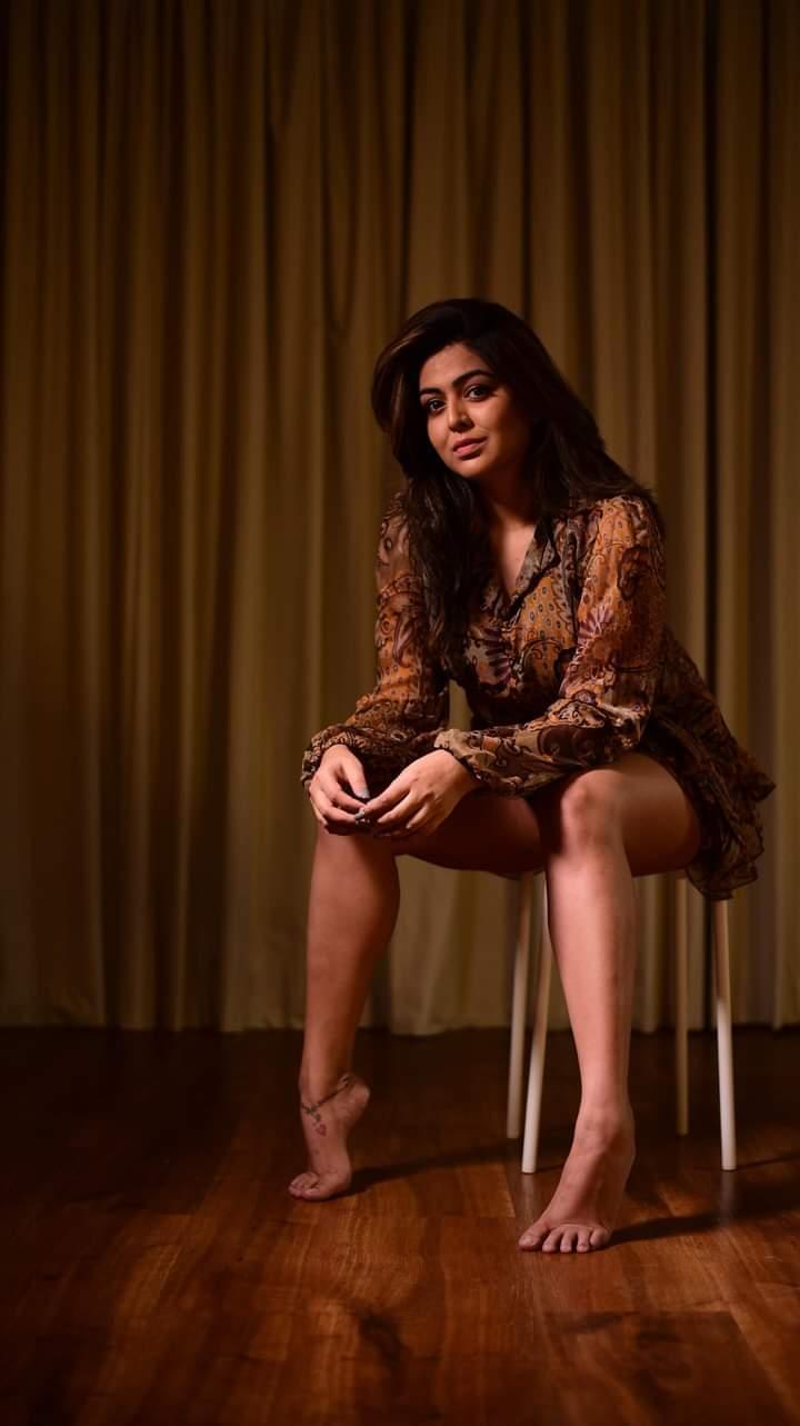 shafaq naaz feet 5