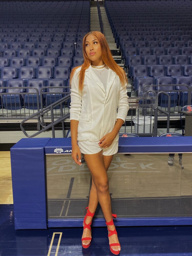 shakira austin feet 4