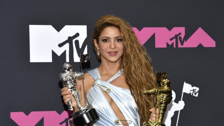 shakira isaac feet 6