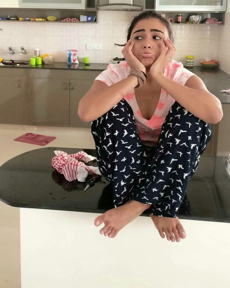 shalini pandey feet