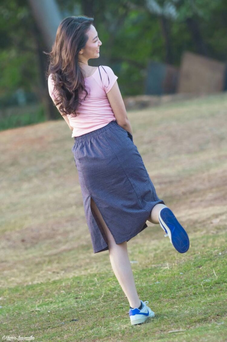 shania junianatha feet 5