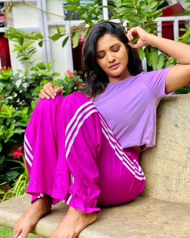 sharanya turadi feet 5