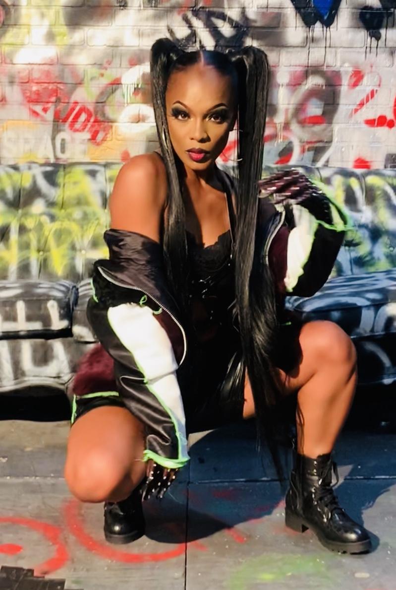 sharaya j feet