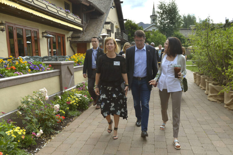 sheryl sandberg feet 6 scaled