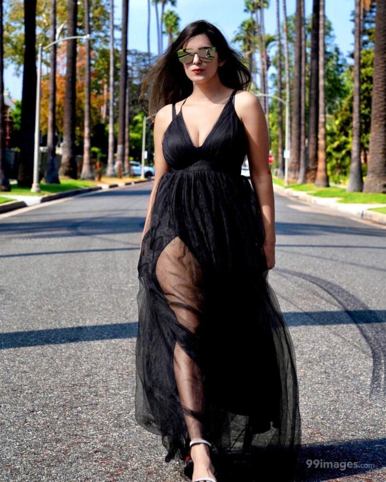 shivalika trikha feet 6