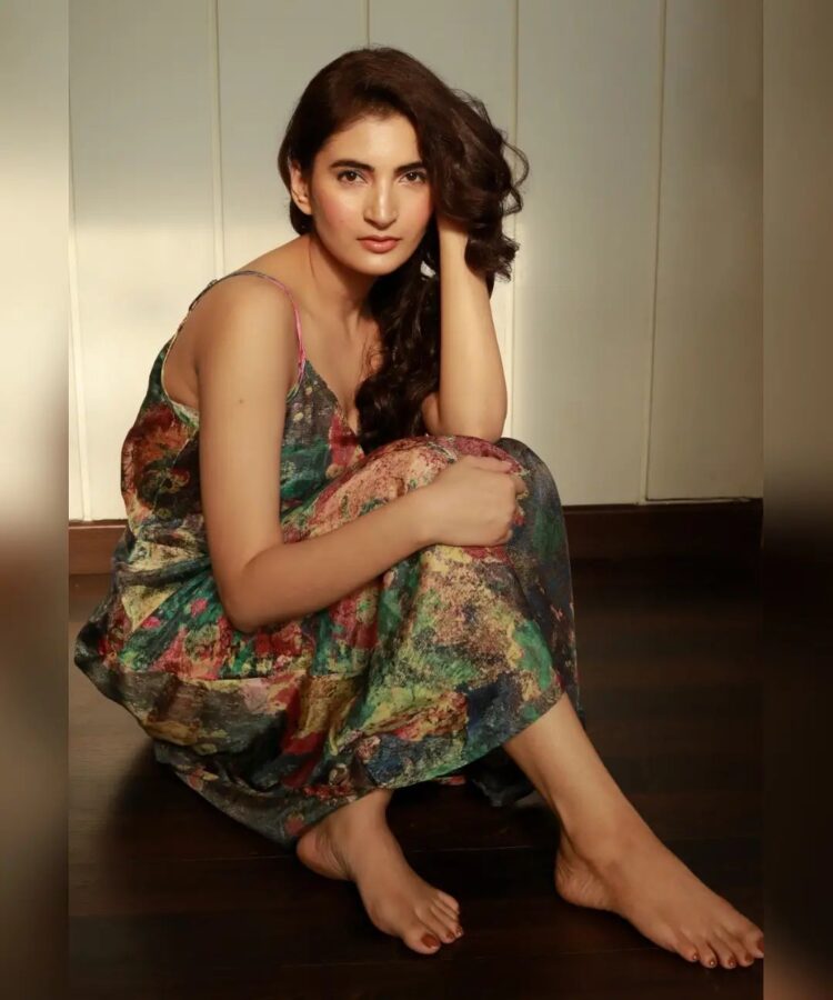 shivani raghuvanshi feet 3