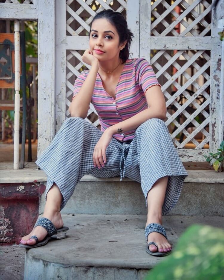 shivani rangole feet 1