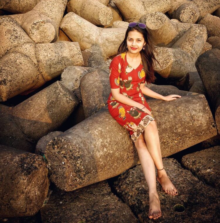 shivani rangole feet 2