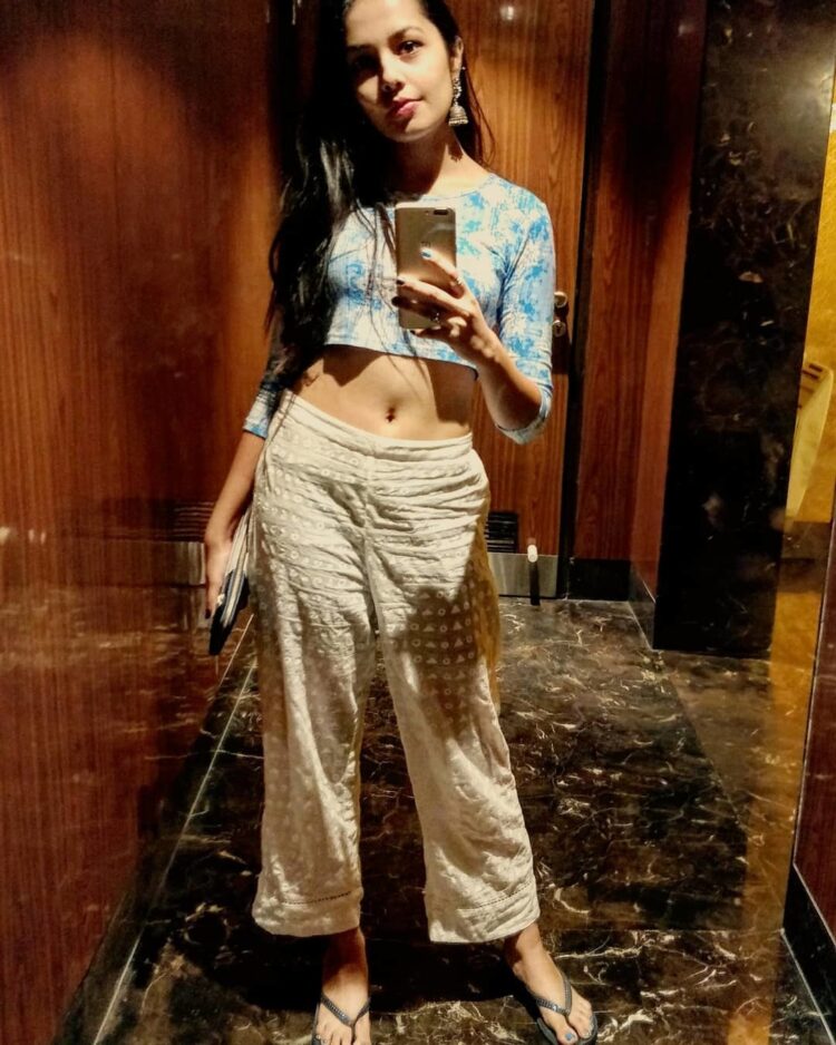 shivani rangole feet 5