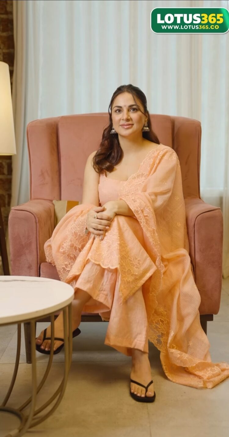 shraddha arya feet 6