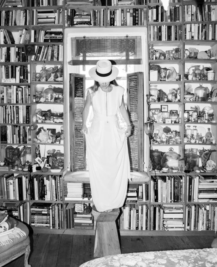 sibella court feet 6