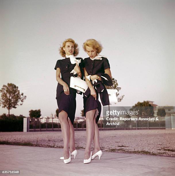 sign duo ellen feet 3