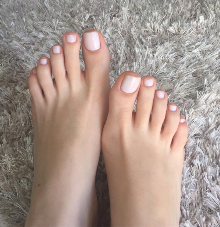 simple danii feet