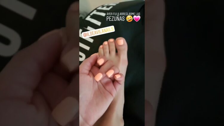 simplemente ivy feet