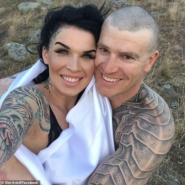 sini ariell bonds feet 1