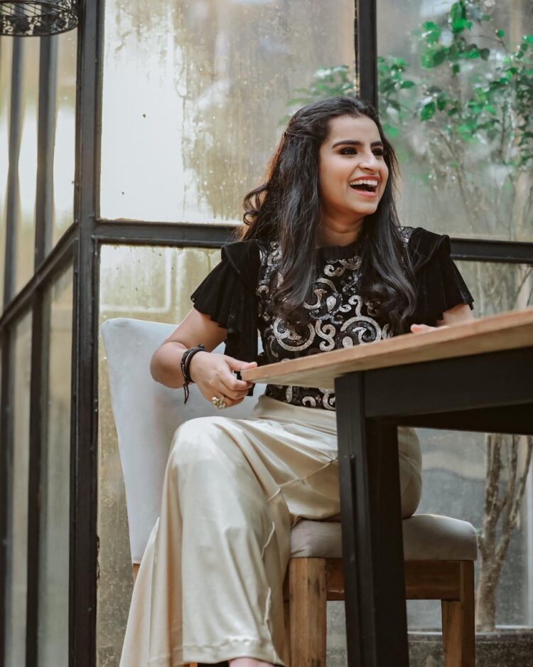 sivaangi krishnakumar feet 3