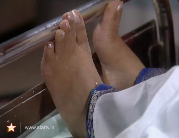 smriti irani feet