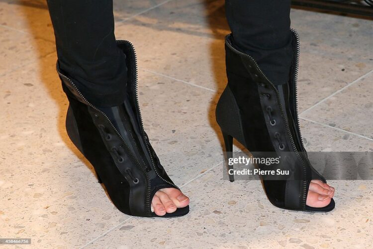 solene hebert feet 6